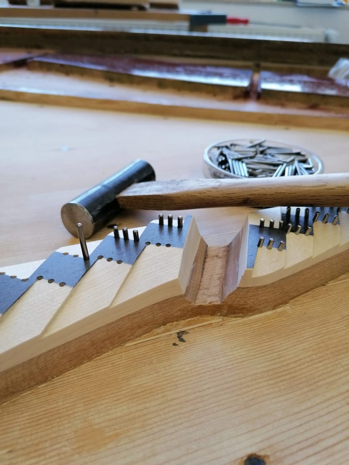 Travail sur un piano en atelier
