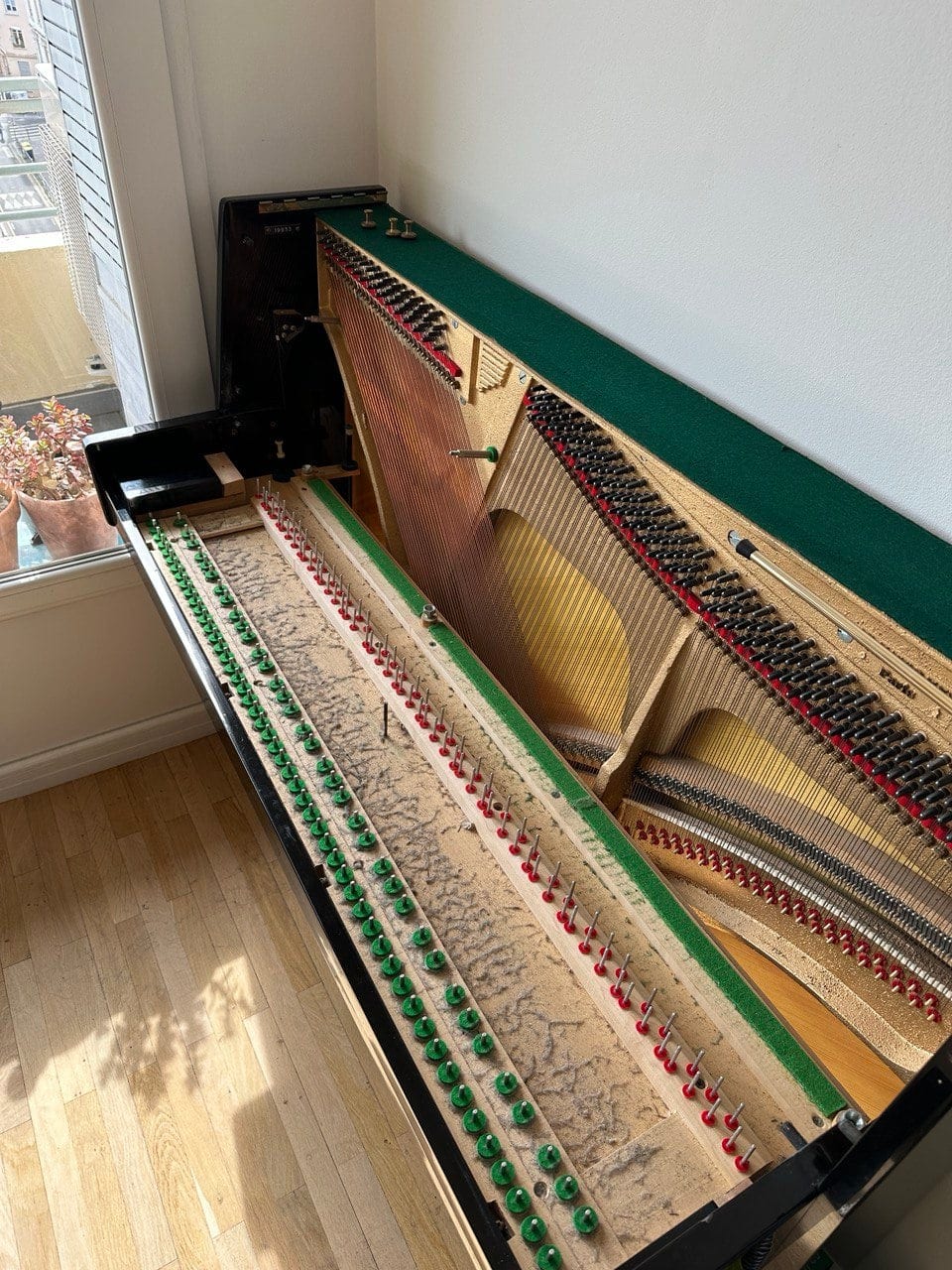 Vue d'ensemble du clavier d'un piano droit avant accordage et entretien